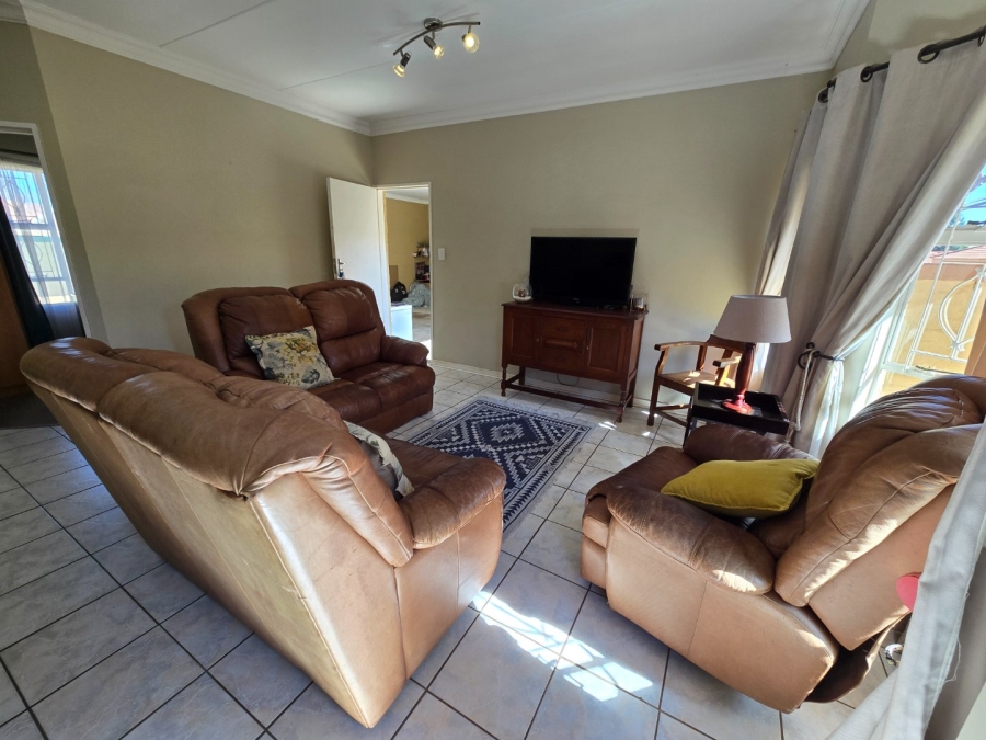 To Let 3 Bedroom Property for Rent in Langenhovenpark Free State